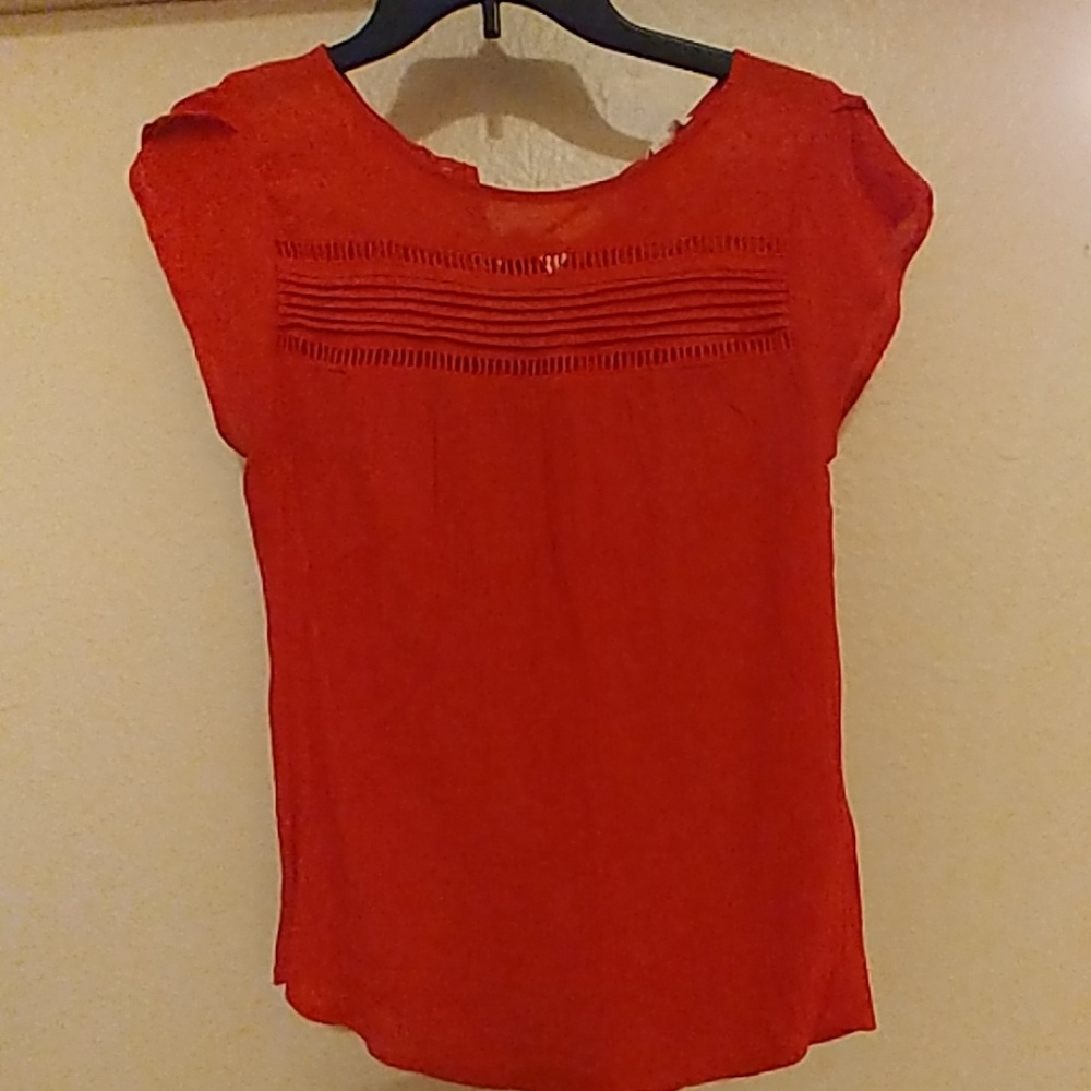 Blouse with pleats and lace